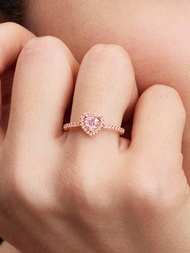 Anillo corazón elevado reluciente