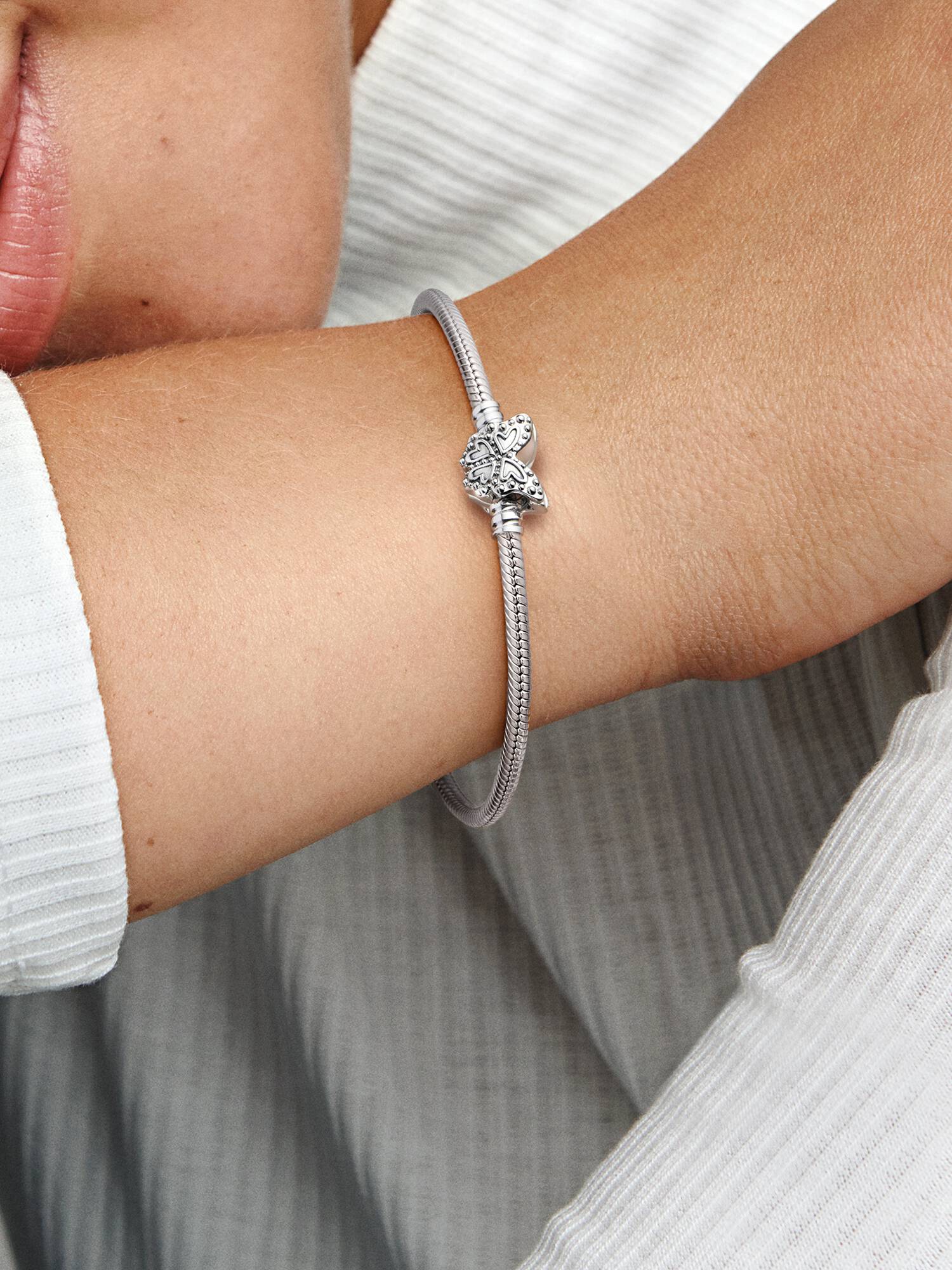 Brazalete cadena de serpiente con broche mariposa