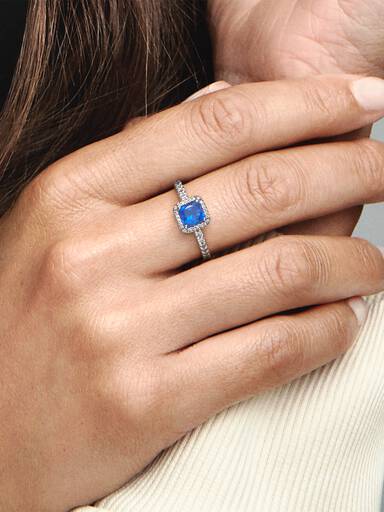 Anillo cuadrado azul con halo brillante