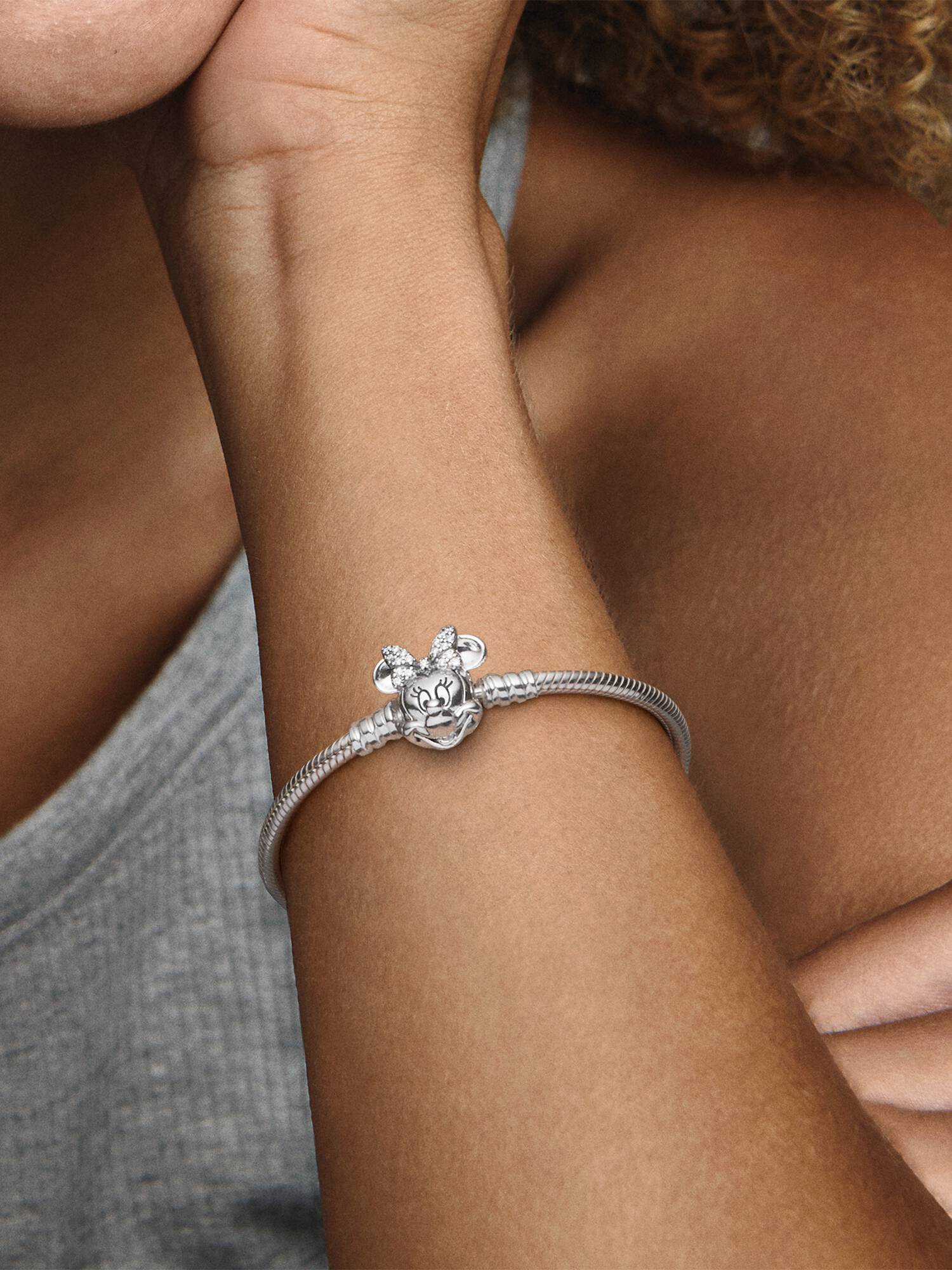 Brazalete de cadena de serpiente Pandora Moments con broche de Minnie Mouse en pavé