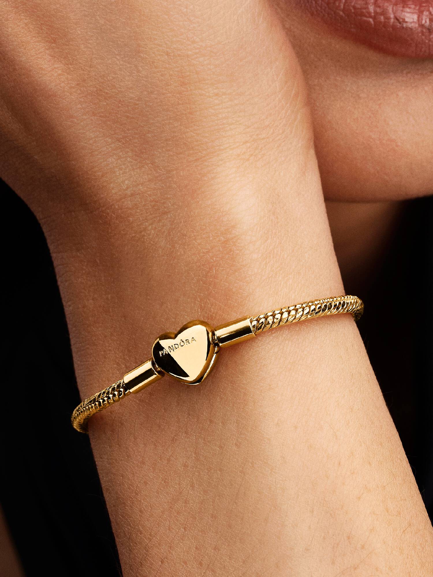 Brazalete de cadena de serpiente facetado con broche de corazón
