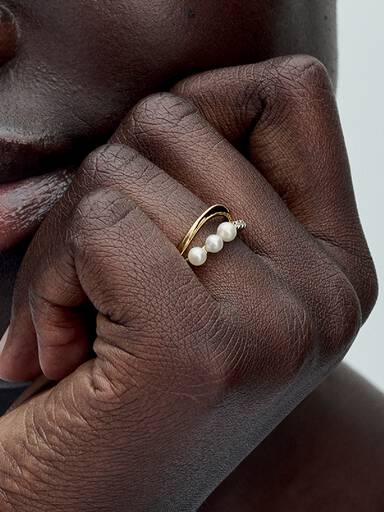 Anillo Doble Banda Forma Orgánica y Perla Cultivada de Agua Dulce Tratada