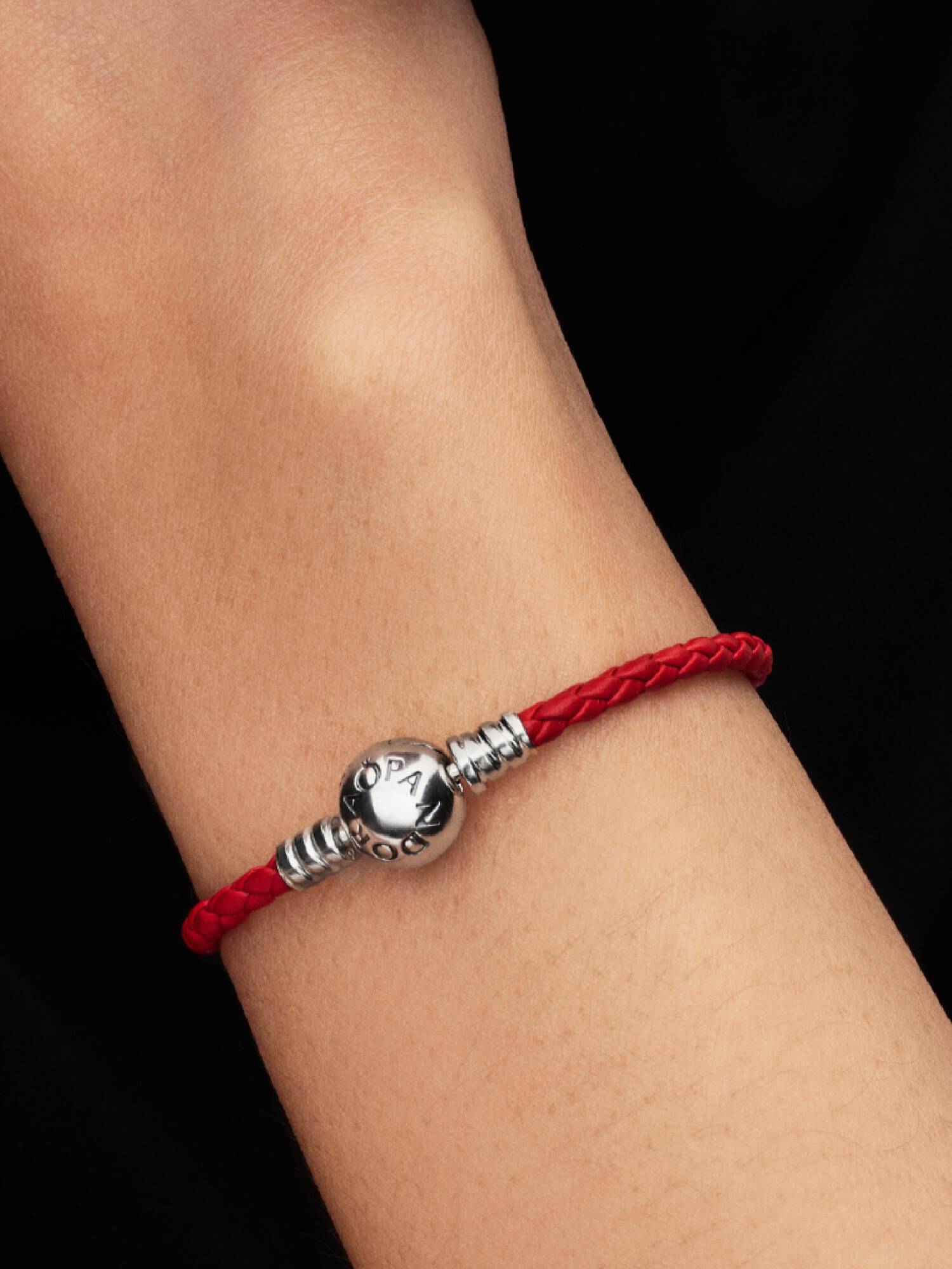 Brazalete de cuero trenzado rojo
