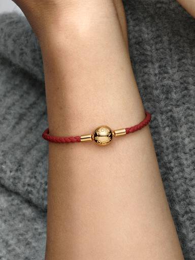 Brazalete De Piel Trenzada Roja Moments De Pandora Recubrimiento en Oro de 14k