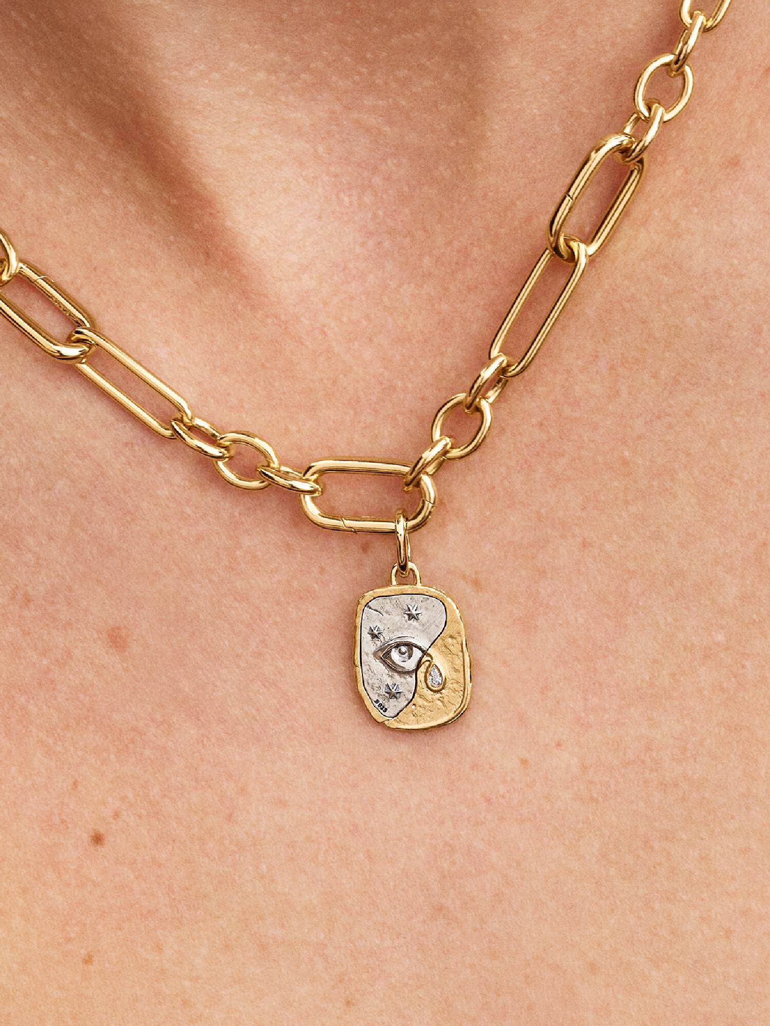 Charm Medallón Ojo