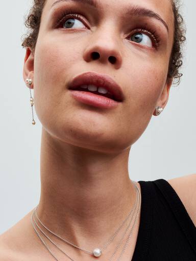 Aretes de botón Perla Cultivada de Agua Dulce Tratada y Halo Pavé