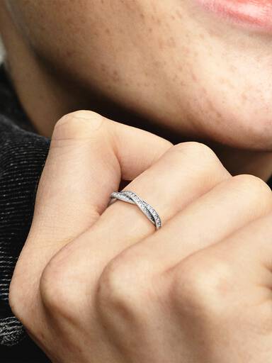 Anillo trenzado reluciente