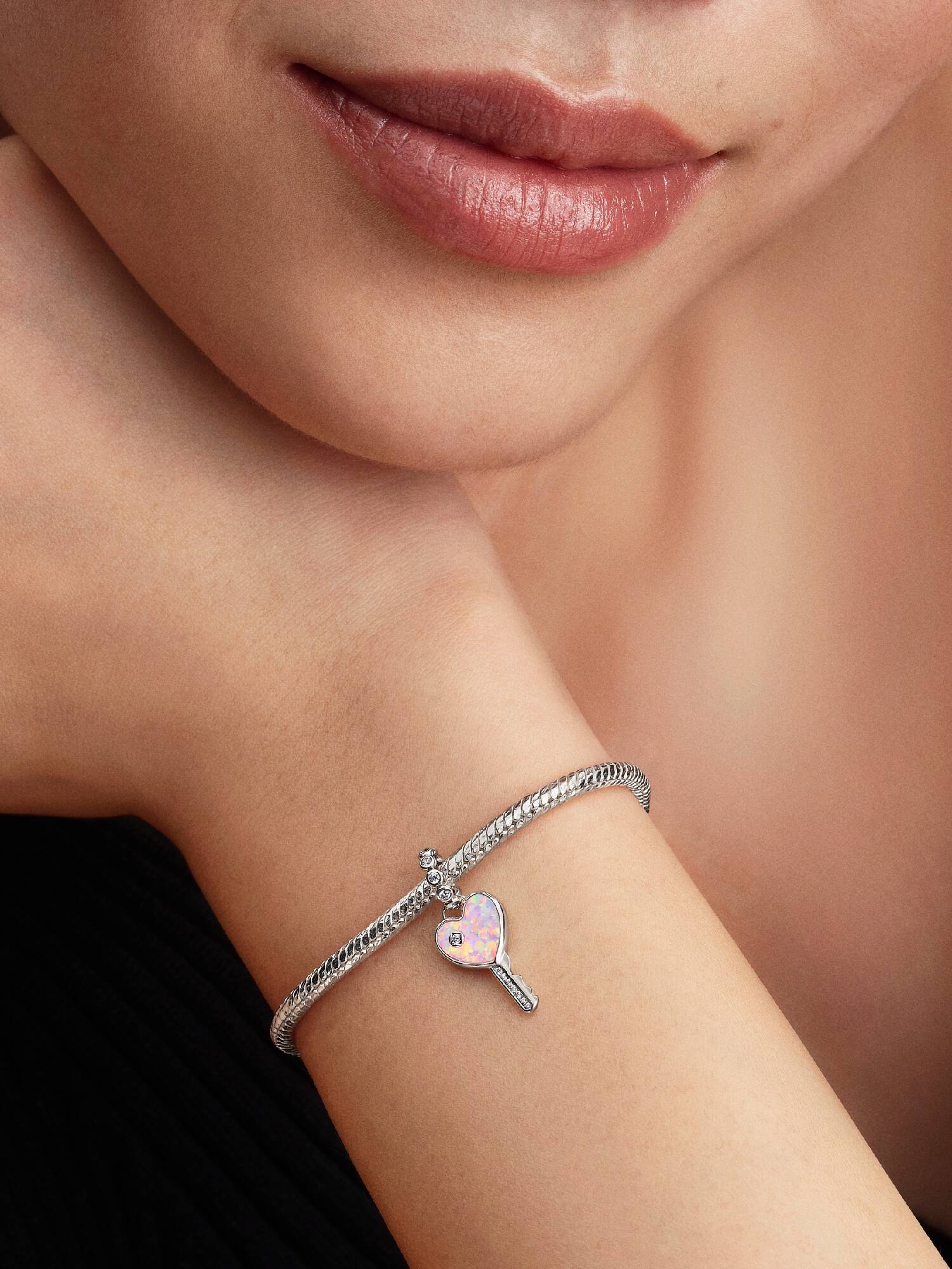 Charm colgante Llave de corazón opalescente