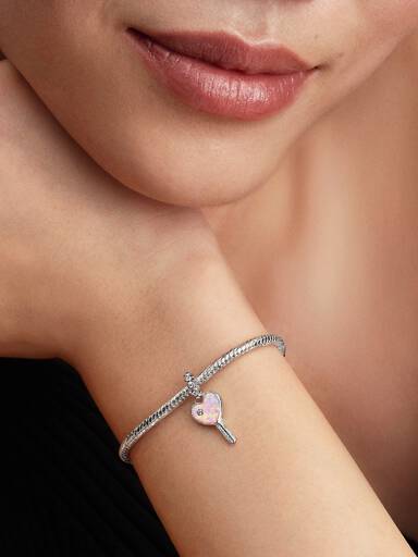 Charm colgante Llave de corazón opalescente