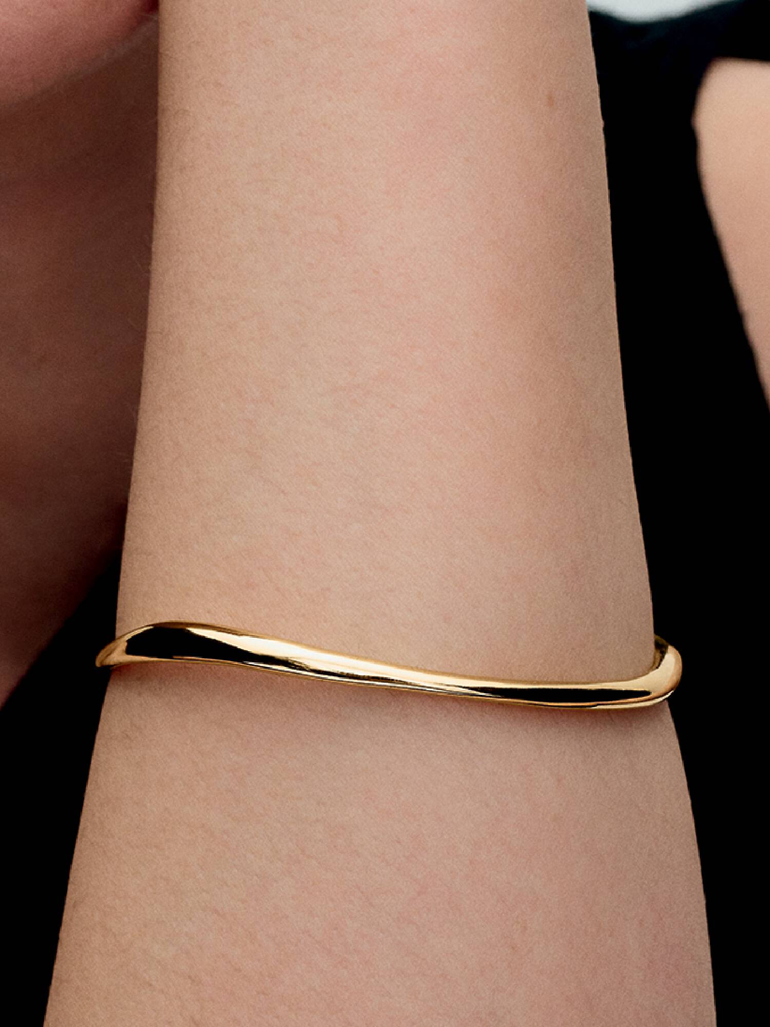 Brazalete rígido de forma orgánica