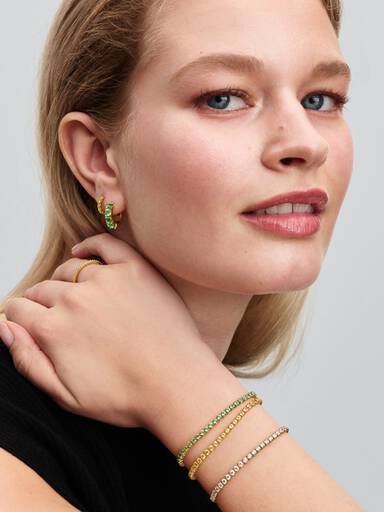Aretes de aro verdes