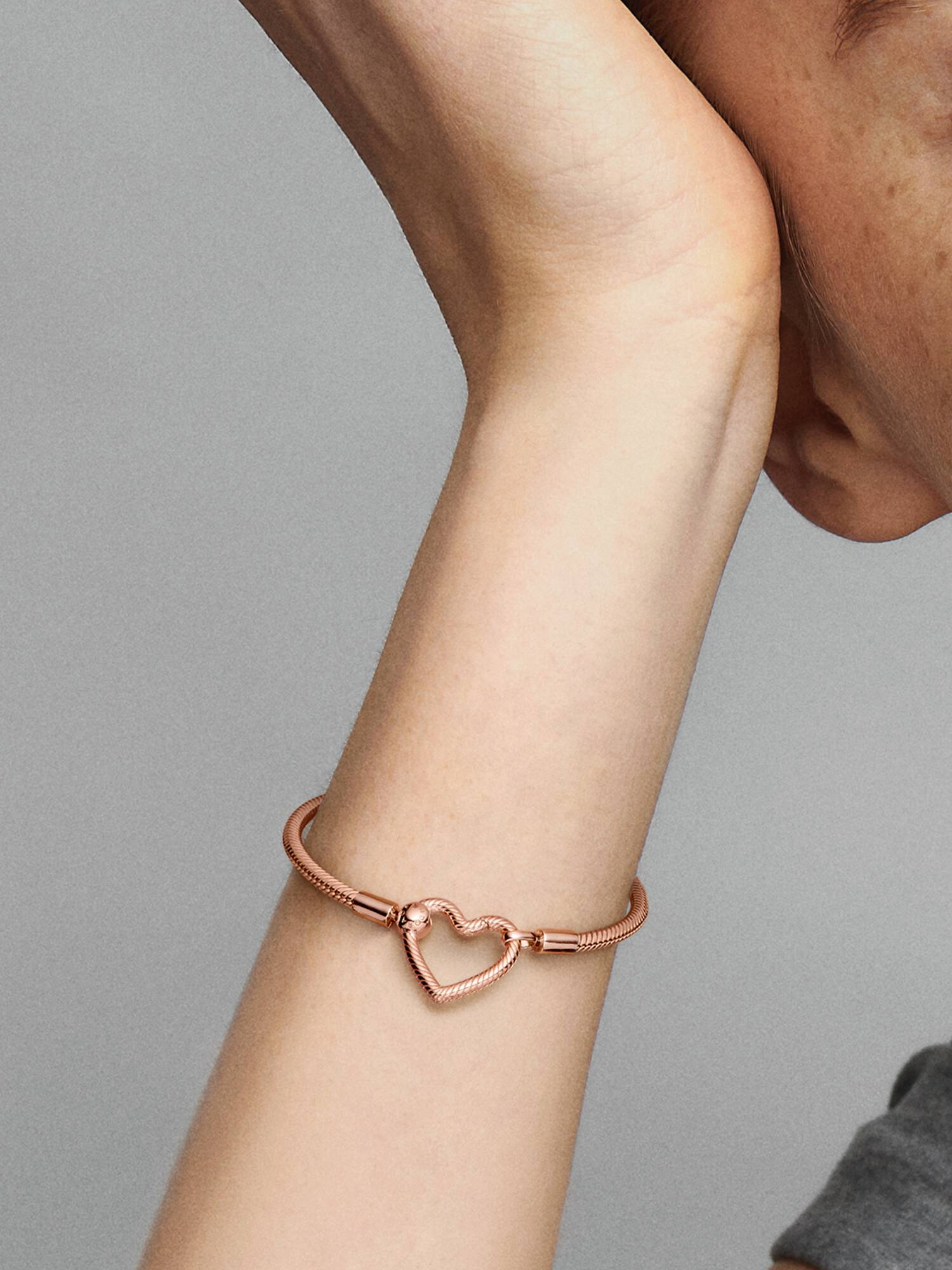 Brazalete cadena de serpiente con broche de corazón Pandora Moments