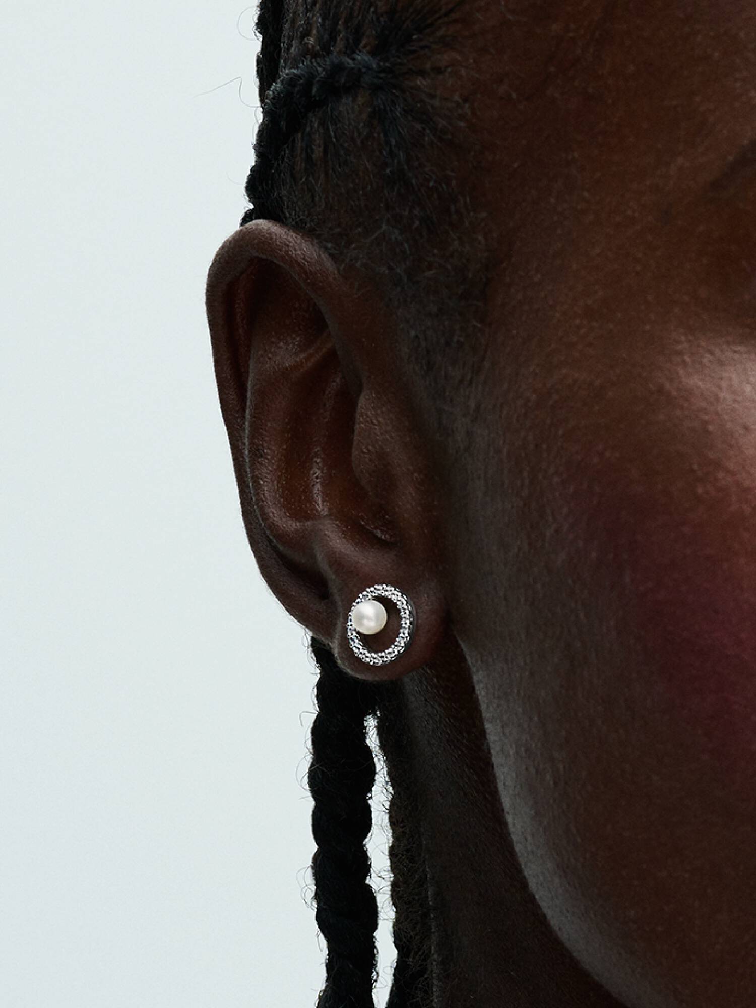 Aretes de botón Perla Cultivada de Agua Dulce Tratada y Halo Pavé