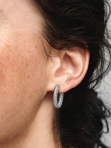 Aretes de aro con hilera en pavé