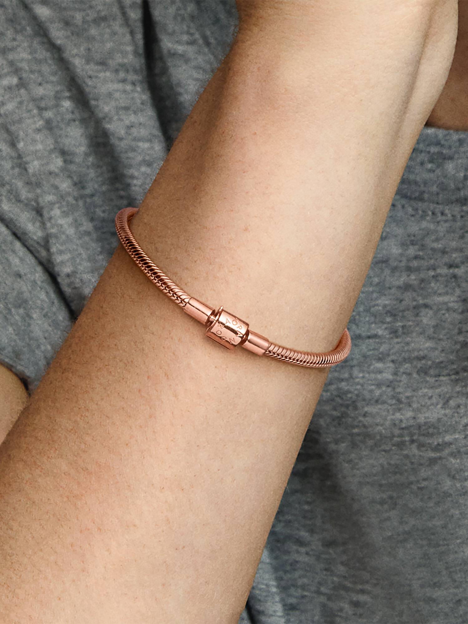 Brazalete cadena de serpiente Pandora Moments con broche de barril