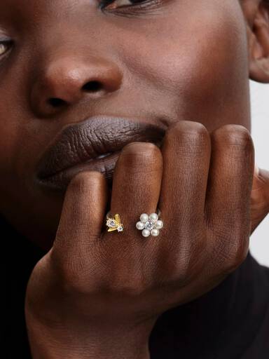Anillo abierto Abeja Bridgerton y flor con perla culvada de agua dulce tratada