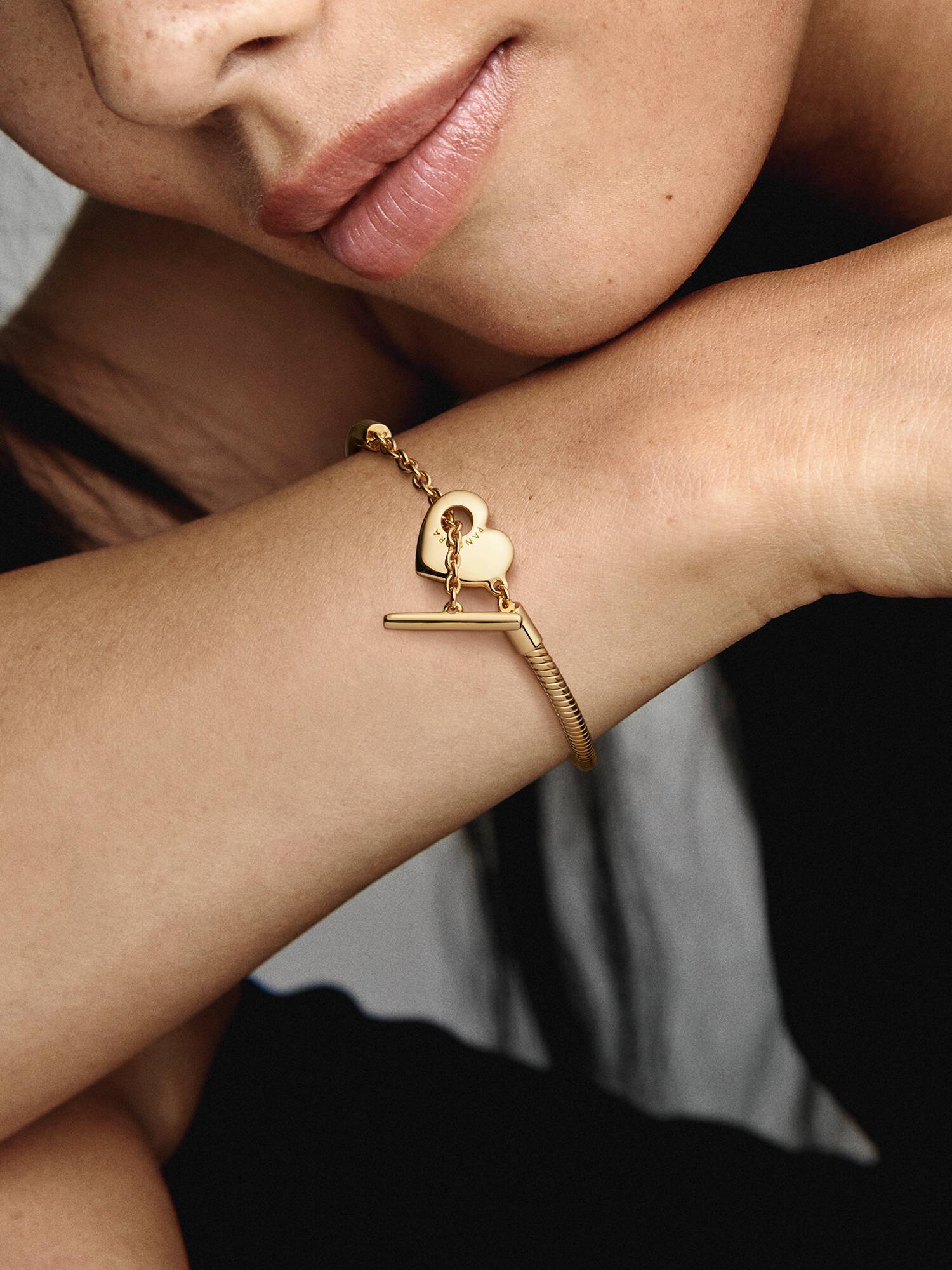 Brazalete cadena de serpiente corazón con barra T