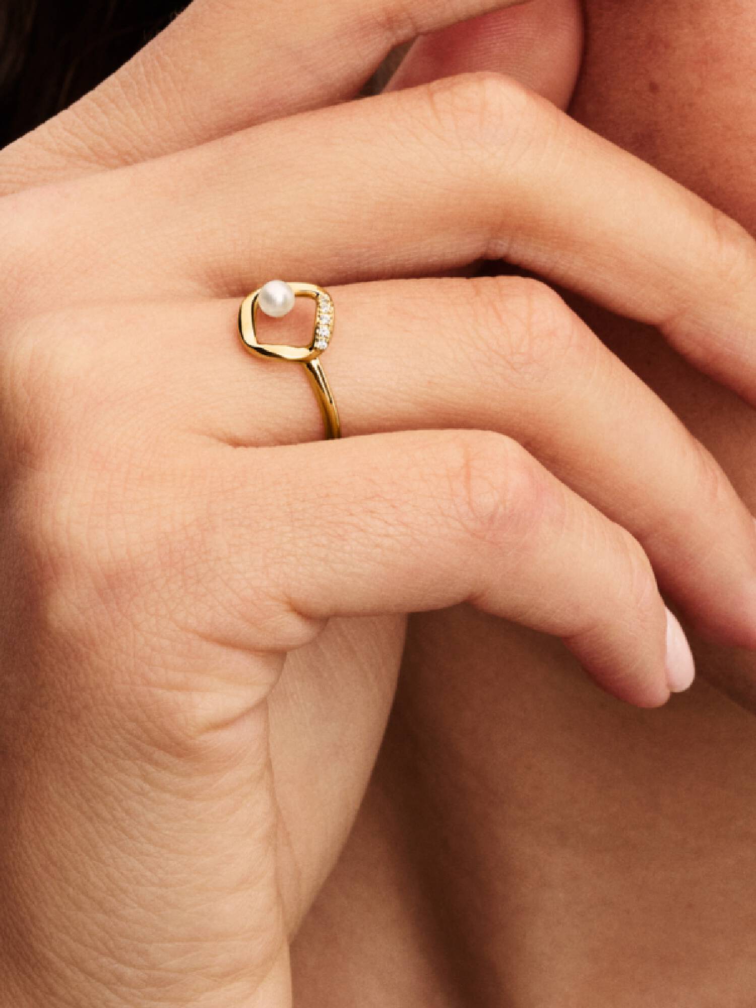 Anillo Círculo de Pavé con forma orgánica y perla cultivada de agua dulce tratada