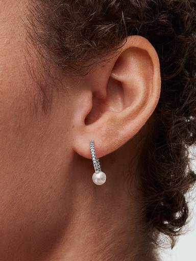 Aretes de Aro Perlas Cultivadas de Agua Dulce Tratada y Pavé