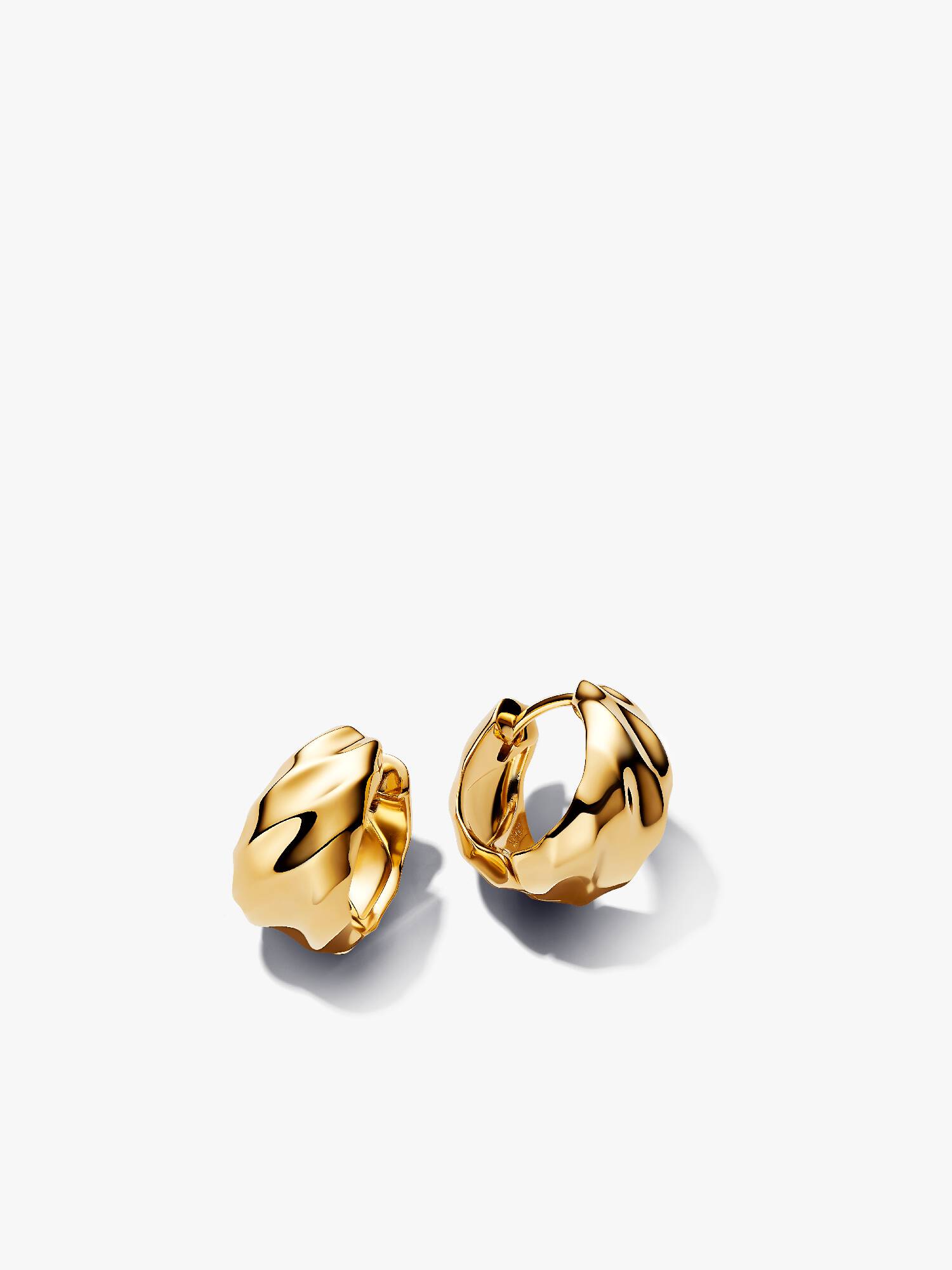 Aretes de aro ondulados