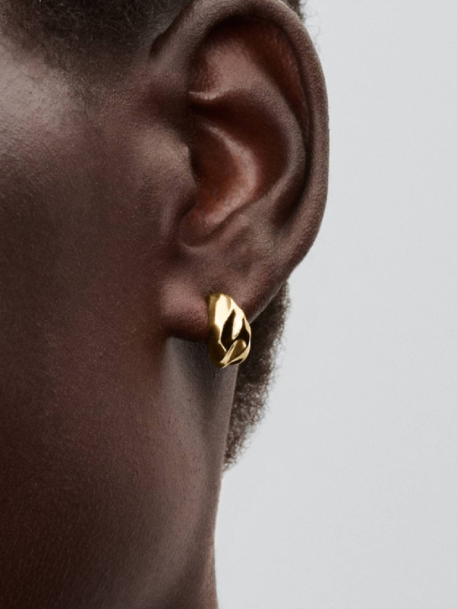 Aretes de aro abiertos ondulados
