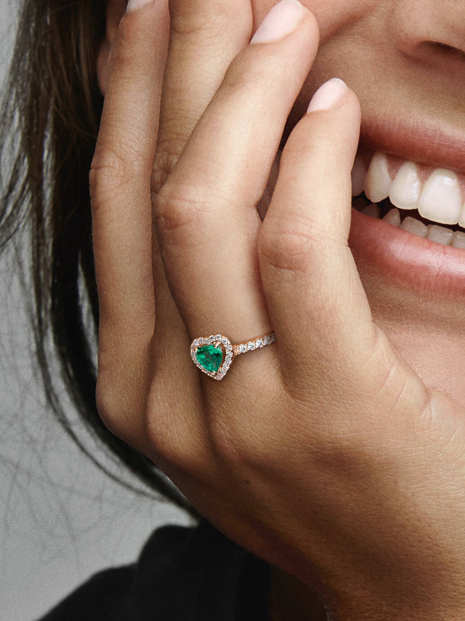 Anillo corazón elevado reluciente