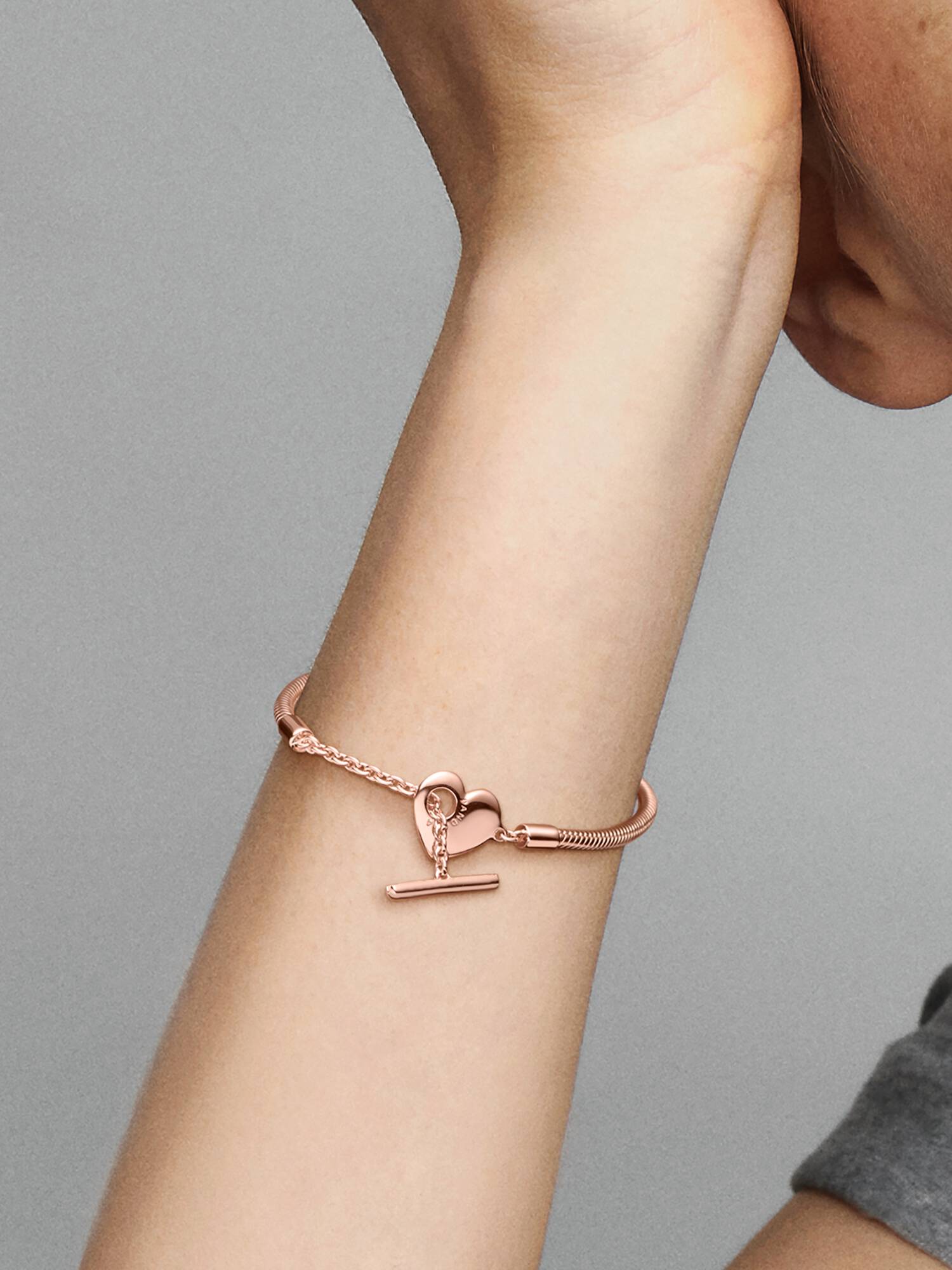 Brazalete cadena de serpiente con barra T Pandora Moments con corazón