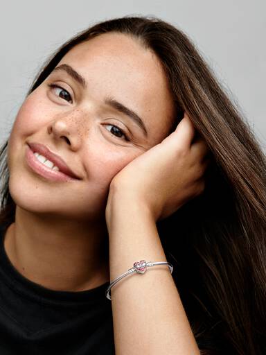 Brazalete rígido Pandora Moments con broche de máscara de Spiderman de Marvel