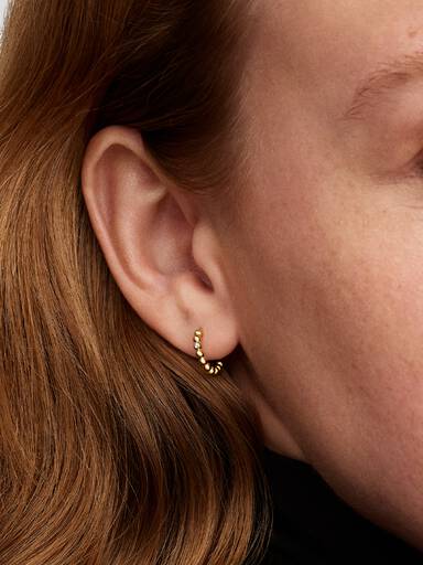 Aretes Huggie con cuentas