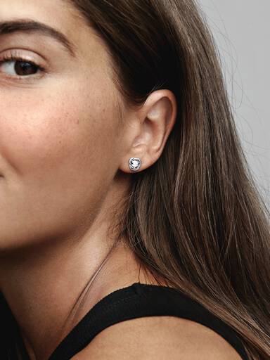 Aretes de botón Círculo Eternidad de Abril