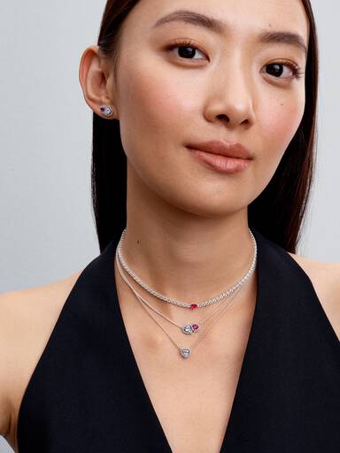 Aretes de botón Corazones con halo