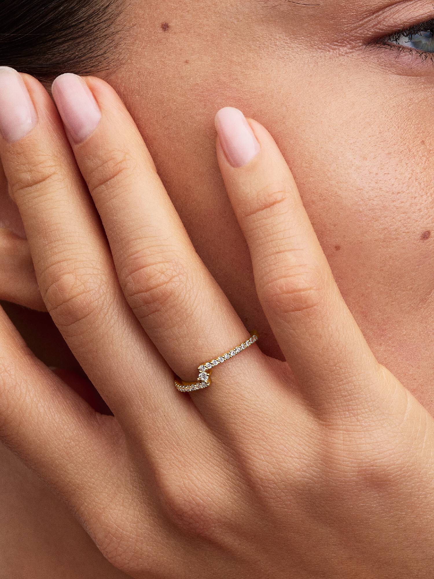 Anillo dividido en pavé deslumbrante