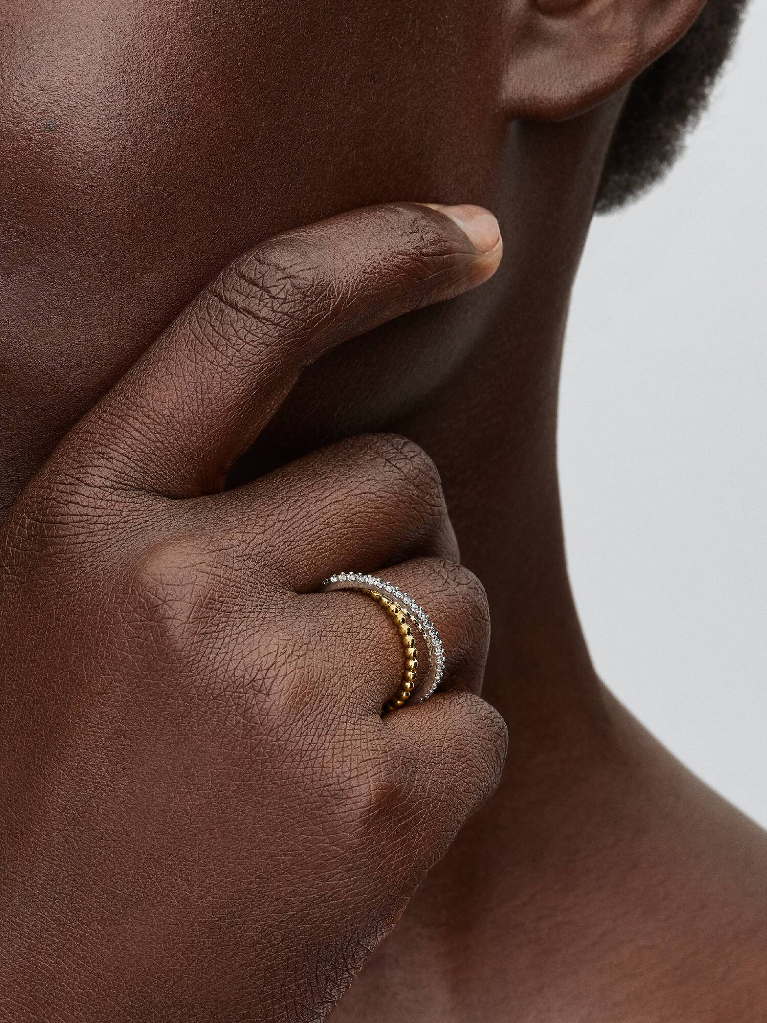 Anillo Banda Doble Cruzada en Pavé y Cuentas