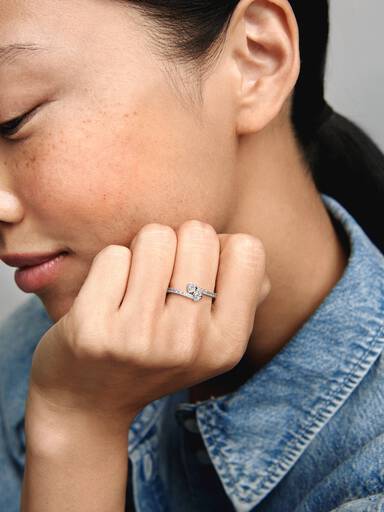 Anillo de dos corazones brillantes