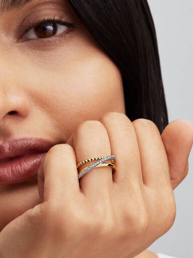 Anillo de banda triple cruzado con pavé y cuentas