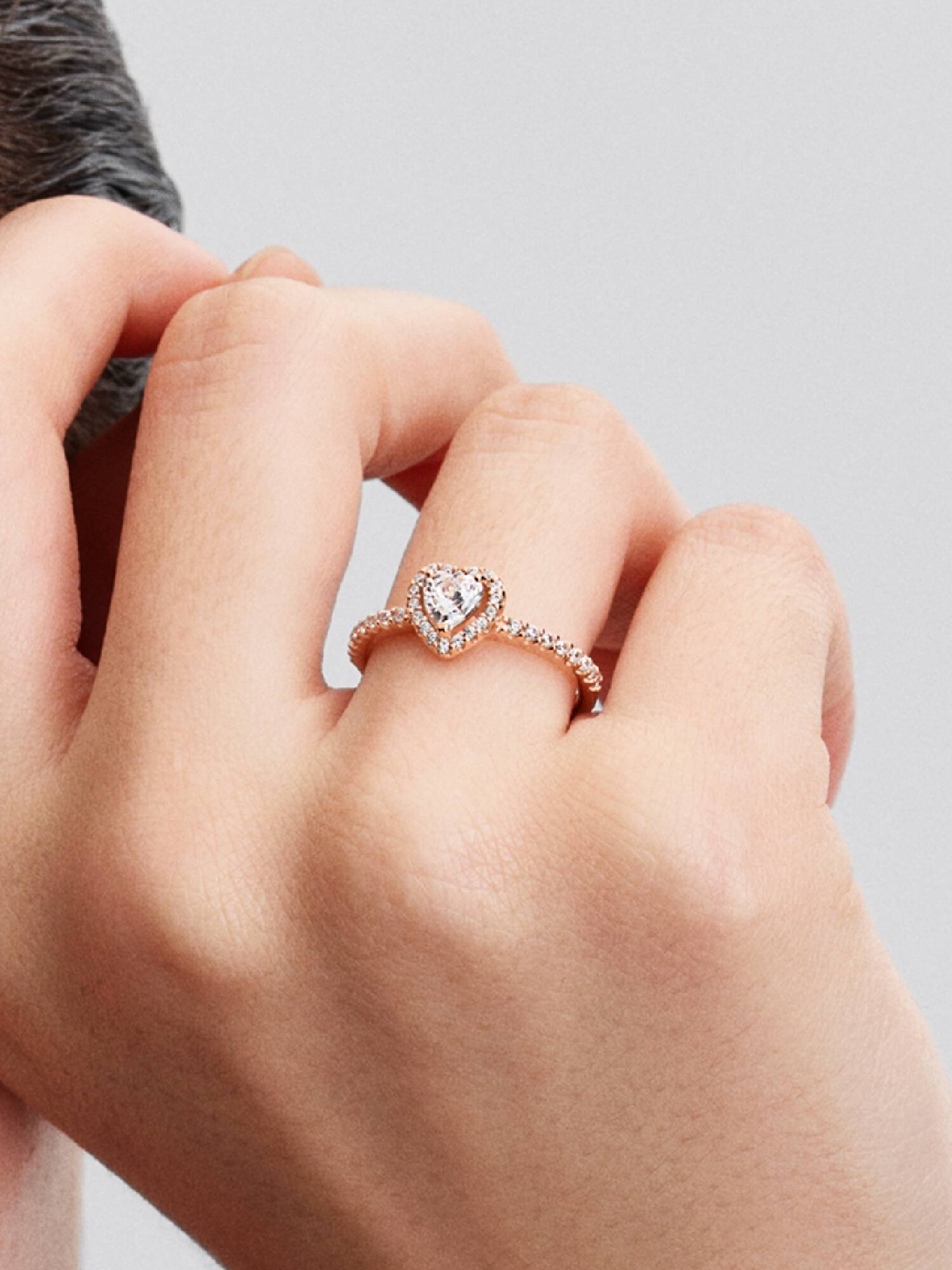 Anillo corazón elevado reluciente