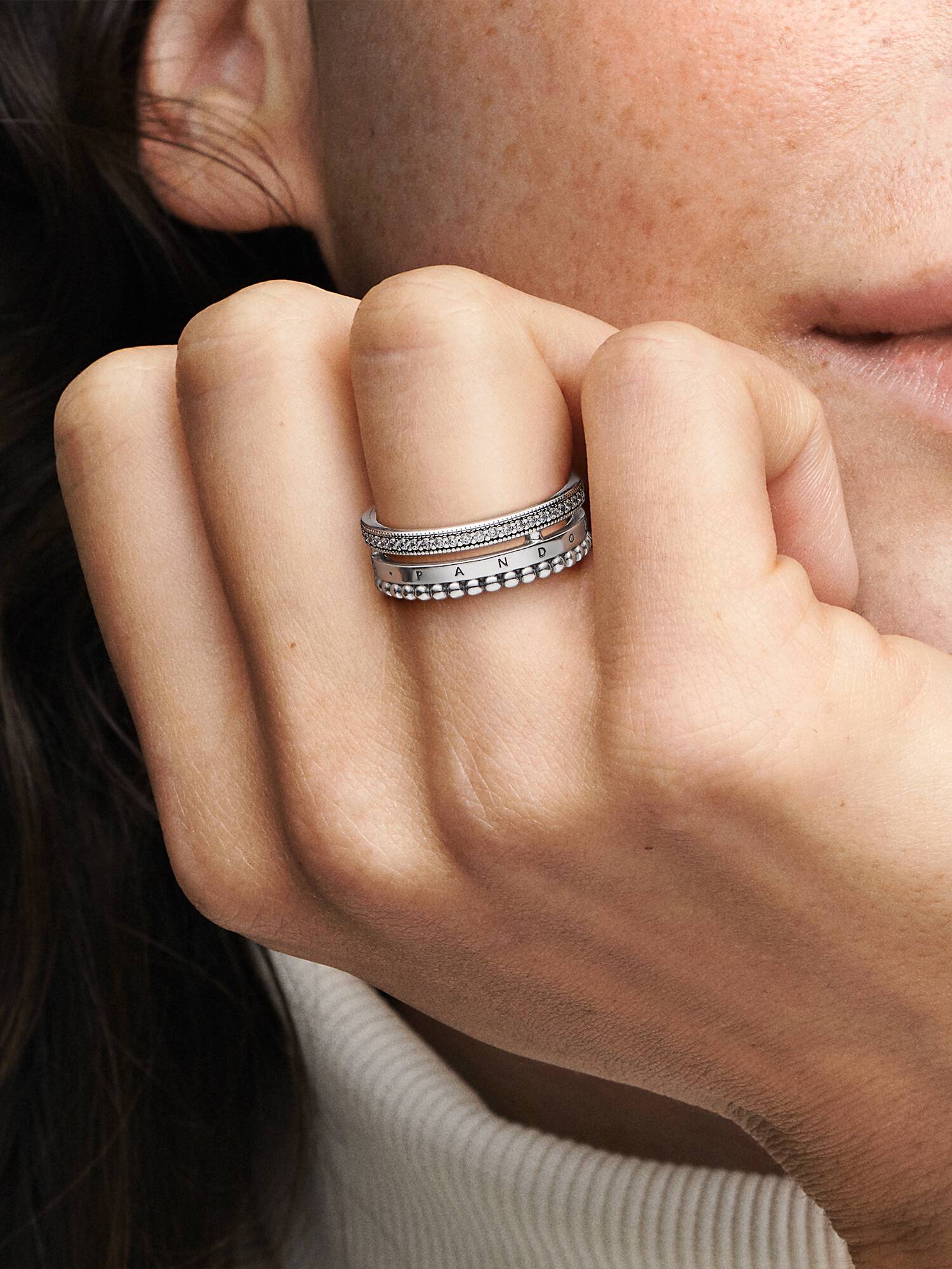 Anillo con pavé y abalorios con logotipo de Pandora Signature