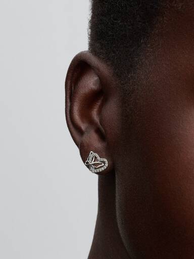 Aretes de botón Corazón y mariposa entrelazados