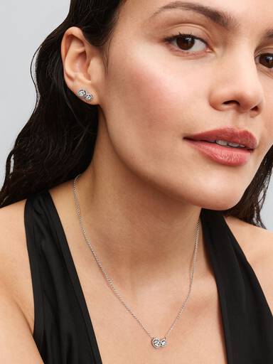 Aretes de Botón Halo y Abrazo