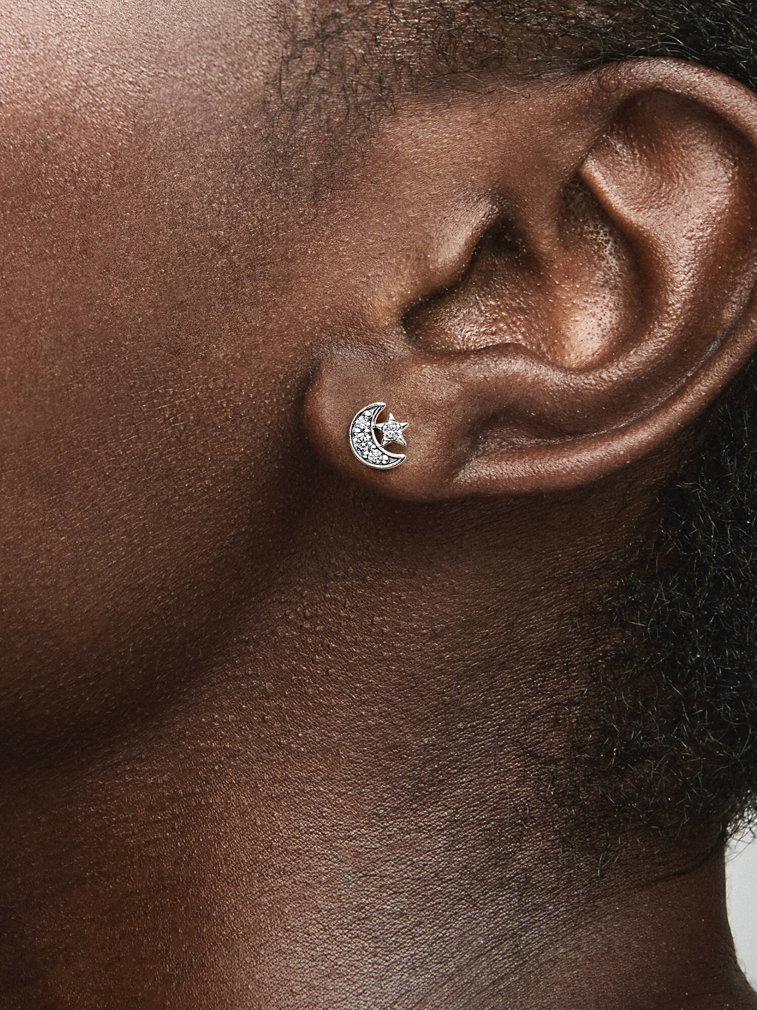 Aretes de botón Luna y Estrella Brillantes