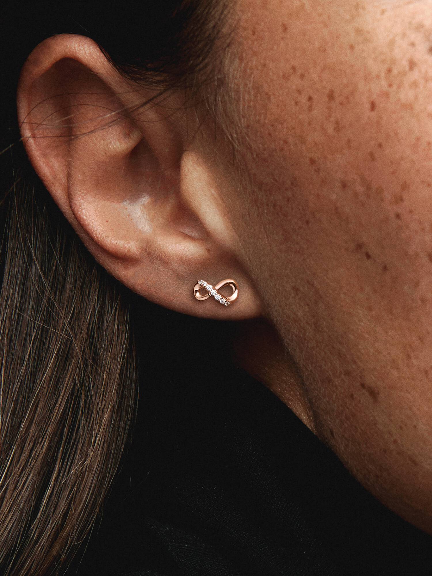 Aretes de botón infinito reluciente