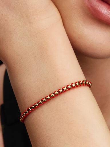Brazalete de cadena tipo caja con cordón rojo