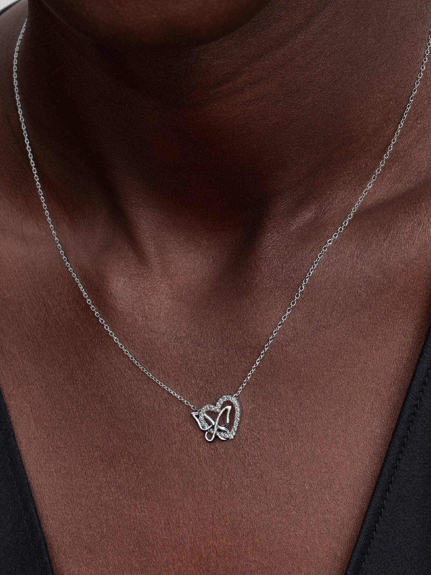 Collar con colgante Corazón y Mariposa entrelazados 