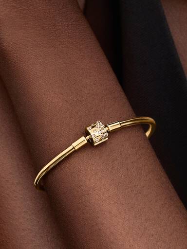 Brazalete dorado con cierre de barril brillante