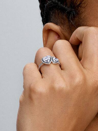 Anillo Corazones con Halo Brillante