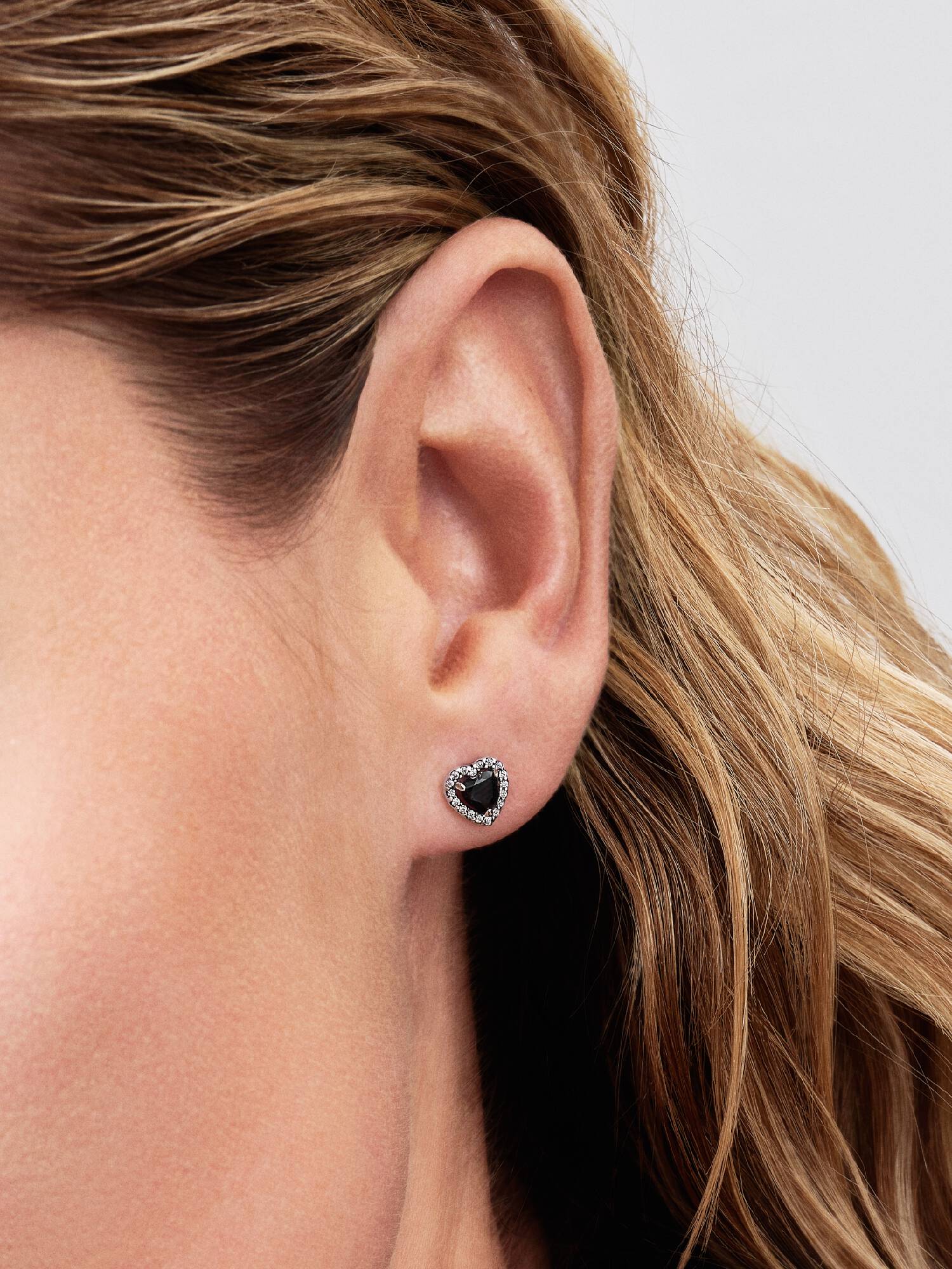Aretes de botón Corazón elevado