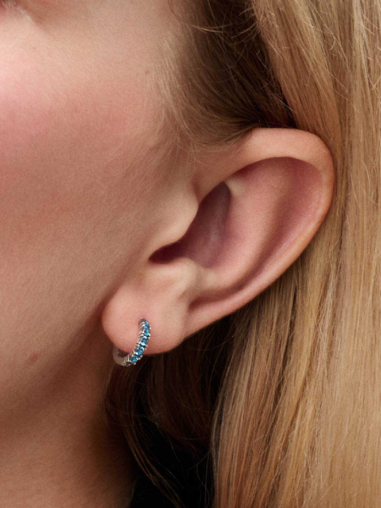 Aretes Huggie azul claro