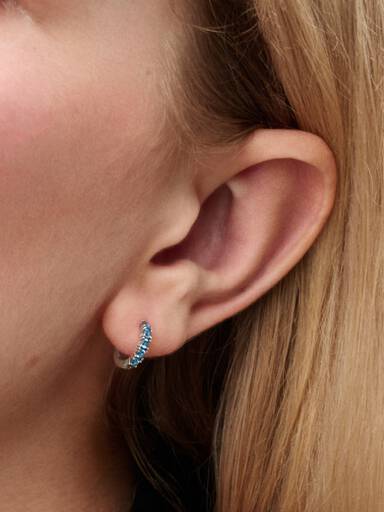Aretes Huggie azul claro