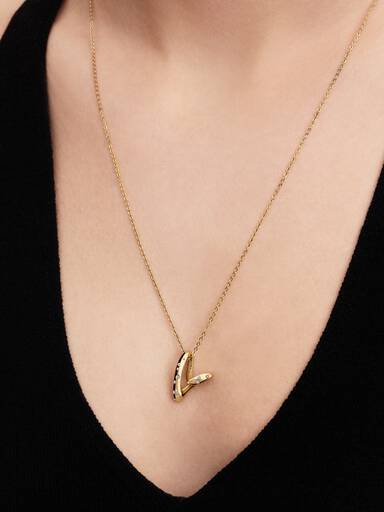Collar con colgante corazón de forma orgánica engastado con piedras