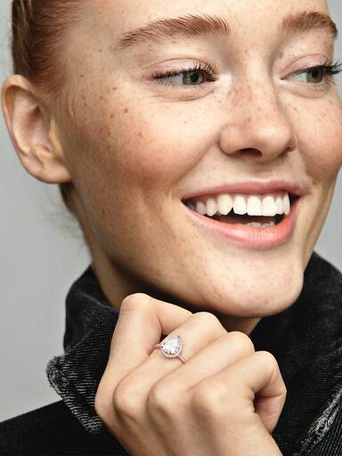 Anillo con halo brillante en forma de gota